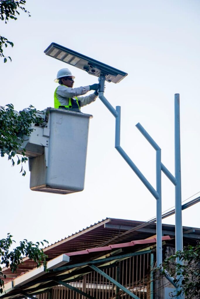 Gobierno de Guerrero mejora la imagen urbana en el punto de Tierras Prietas con luminarias en la capital del estado