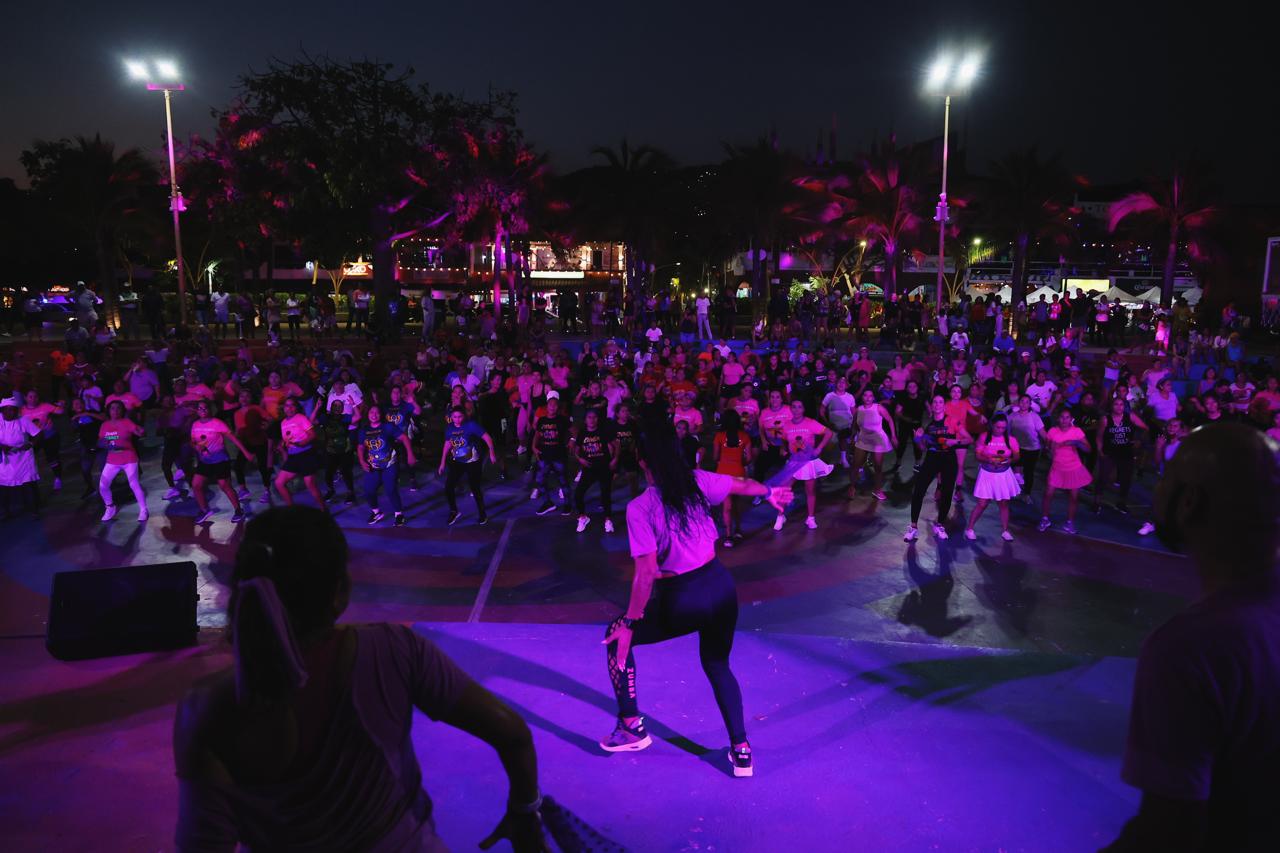 Master Class de Zumba ilumina la tarde en Zihuatanejo