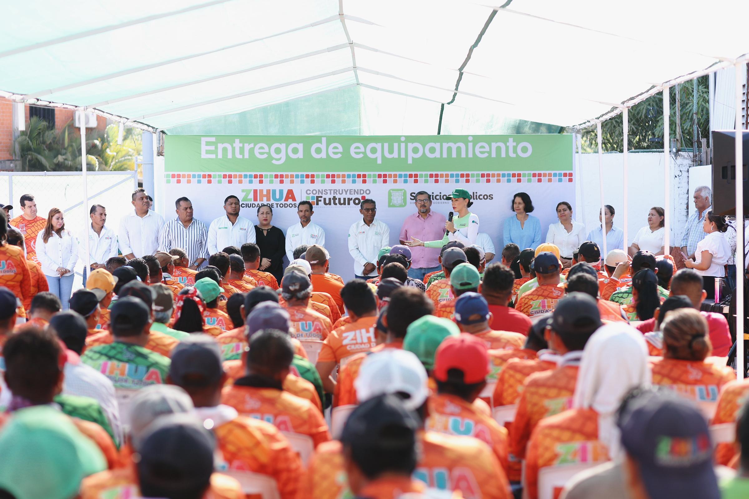 Presidente Lizette Tapia Castro entrega uniformes y apoyo alimentario a personal de Servicios Públicos