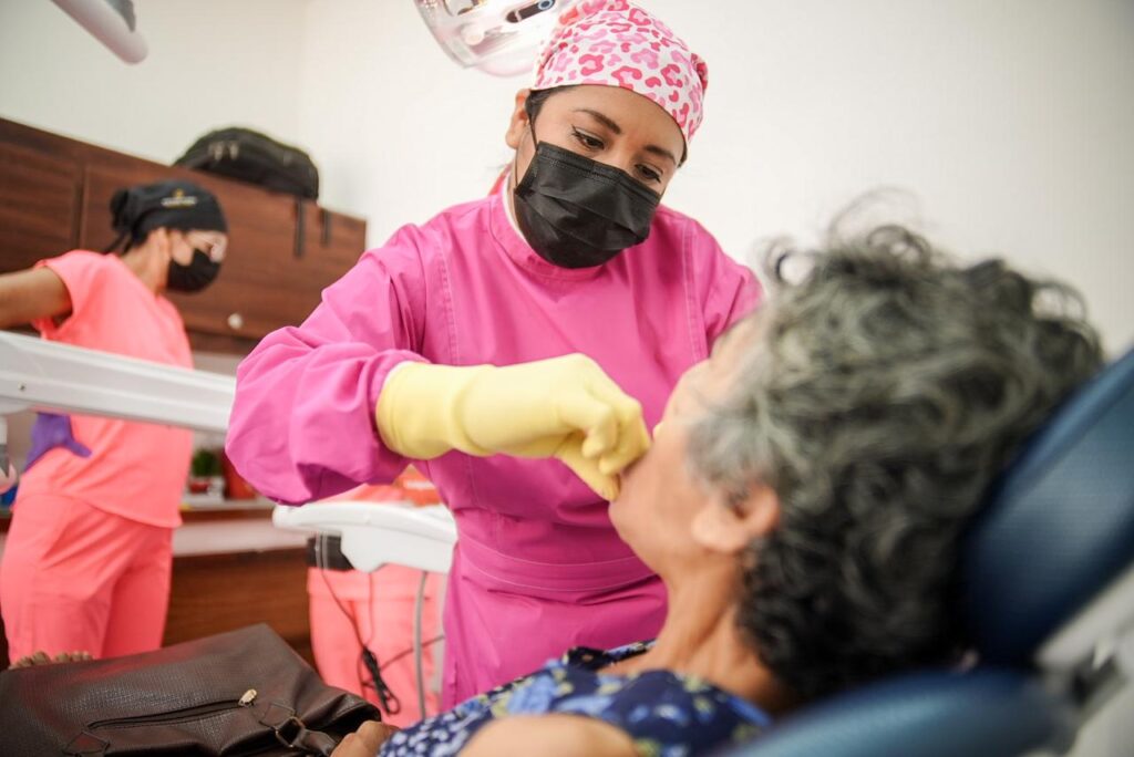 En la Unidad Municipal de Especialidades Médicas se beneficia a los adultos mayores con campaña dental