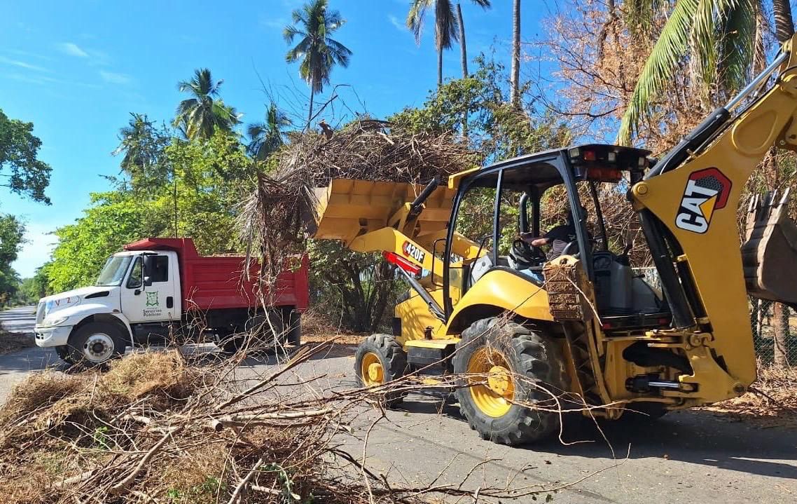 Servicios públicos realiza campaña de limpieza en boulevard playa Linda y acceso a Tráiler Park