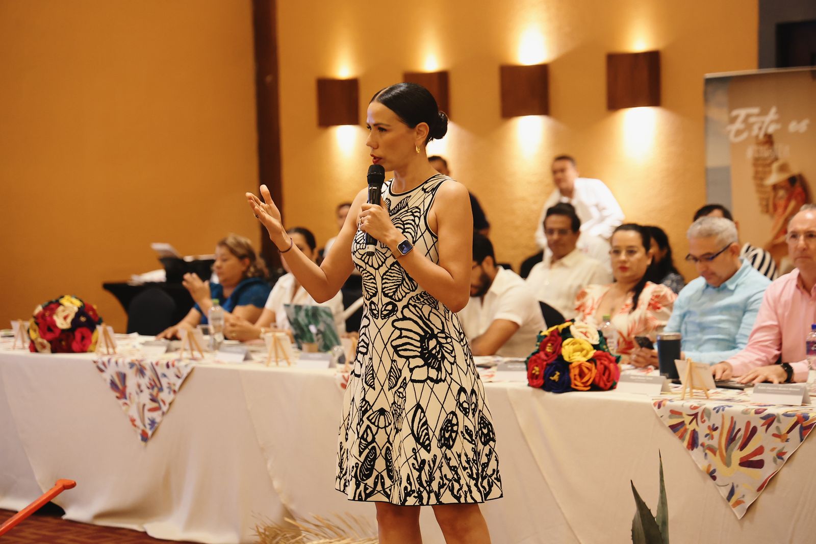 Se reúnen en Ixtapa Zihuatanejo Diputados del Congreso con representantes locales del turismo encabezados por la presidenta municipal Lizette Tapia Castro