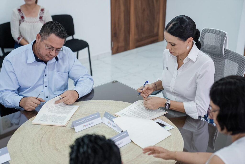 La Presiente Lizette Tapia Castro firma convenio en apoyo al sector productivo del municipio