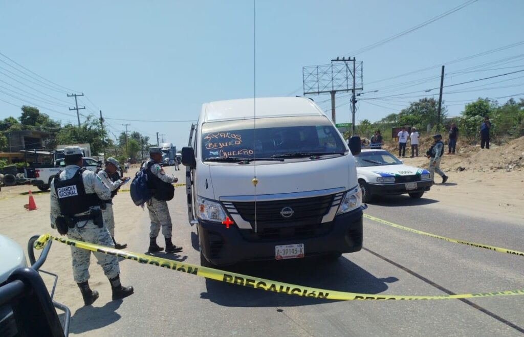 En Acapulco… Matan a balazos a pasajera de una urvan y dejan heridos a un hombre y a otra ocupante