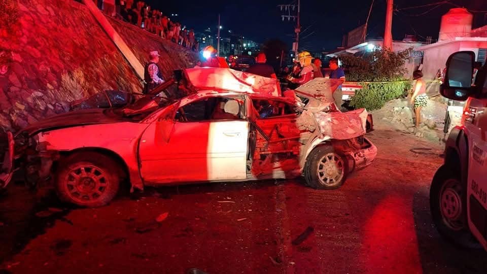 En Acapulco… Una persona muerta y tres heridas en la volcadura de un Nissan Tsuru