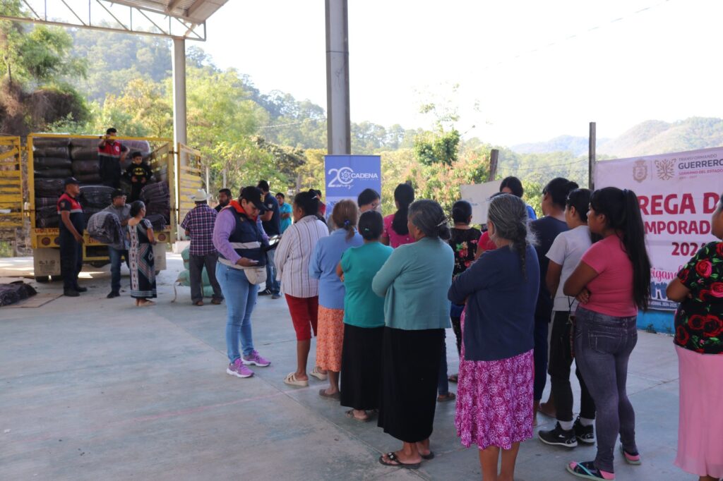 Familias de localidades afectadas por bajas temperaturas en Chilpancingo reciben apoyos del gobierno de Guerrero y Asociación Civil “Cadena”