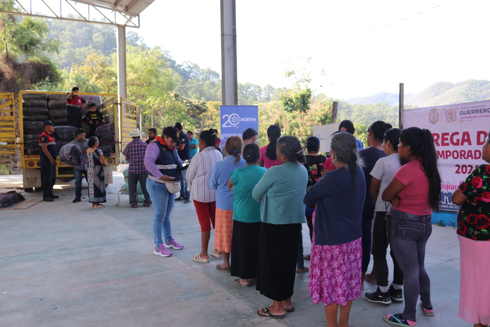 Familias de localidades afectadas por bajas temperaturas en Chilpancingo reciben apoyos del gobierno de Guerrero y Asociación Civil “Cadena”