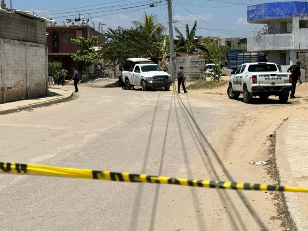 En Acapulco… Dejan un auto con 3 cuerpos ejecutados y ensabanados; son 2 hombres y una mujer