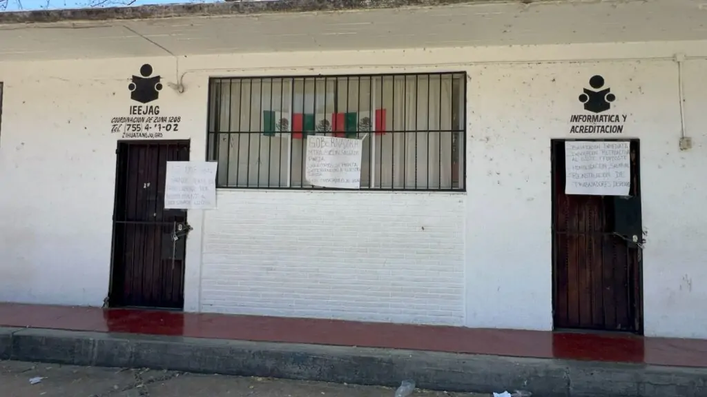 Cumple nueve días paro laboral del IEEJAG Zihuatanejo