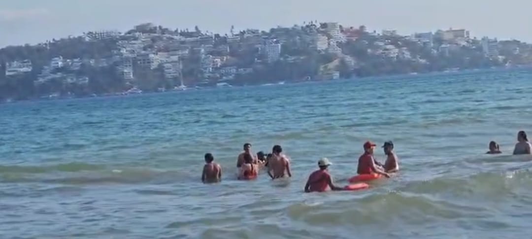Salvavidas de la Promotora de Playas rescatan a dos turistas en la playa Hornos de Acapulco