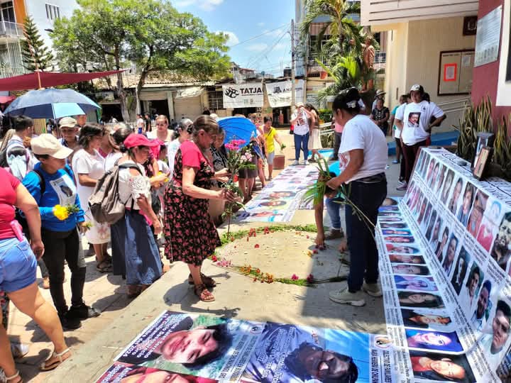 Familiares de desaparecidos realizan emotivo acto en Atoyac
