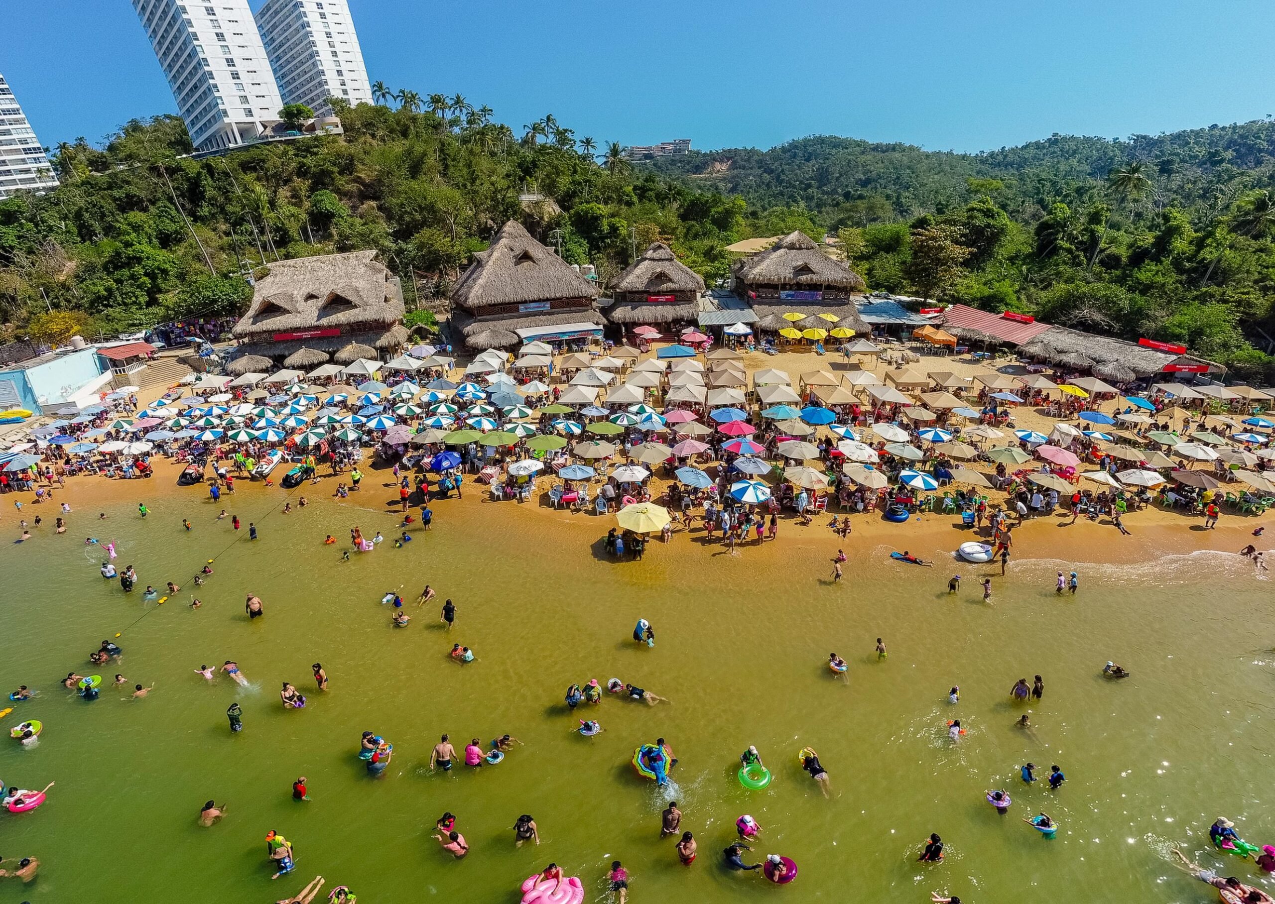 Turistas disfrutan de Acapulco, Ixtapa, Zihua y Taxco en Semana Santa mayor