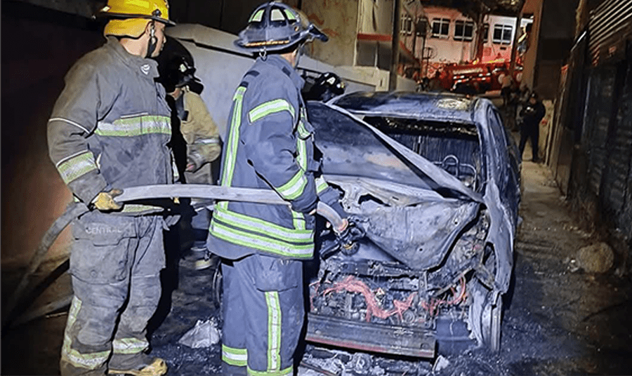 Incendian vehículo en la colonia 20 de Noviembre de Acapulco