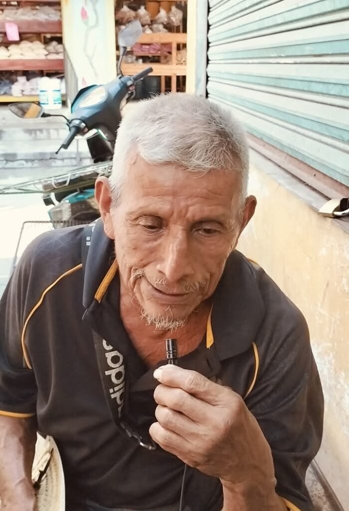 Entre carretillas y sonrisas: Don Arnulfo, el alma del mercado de Atoyac