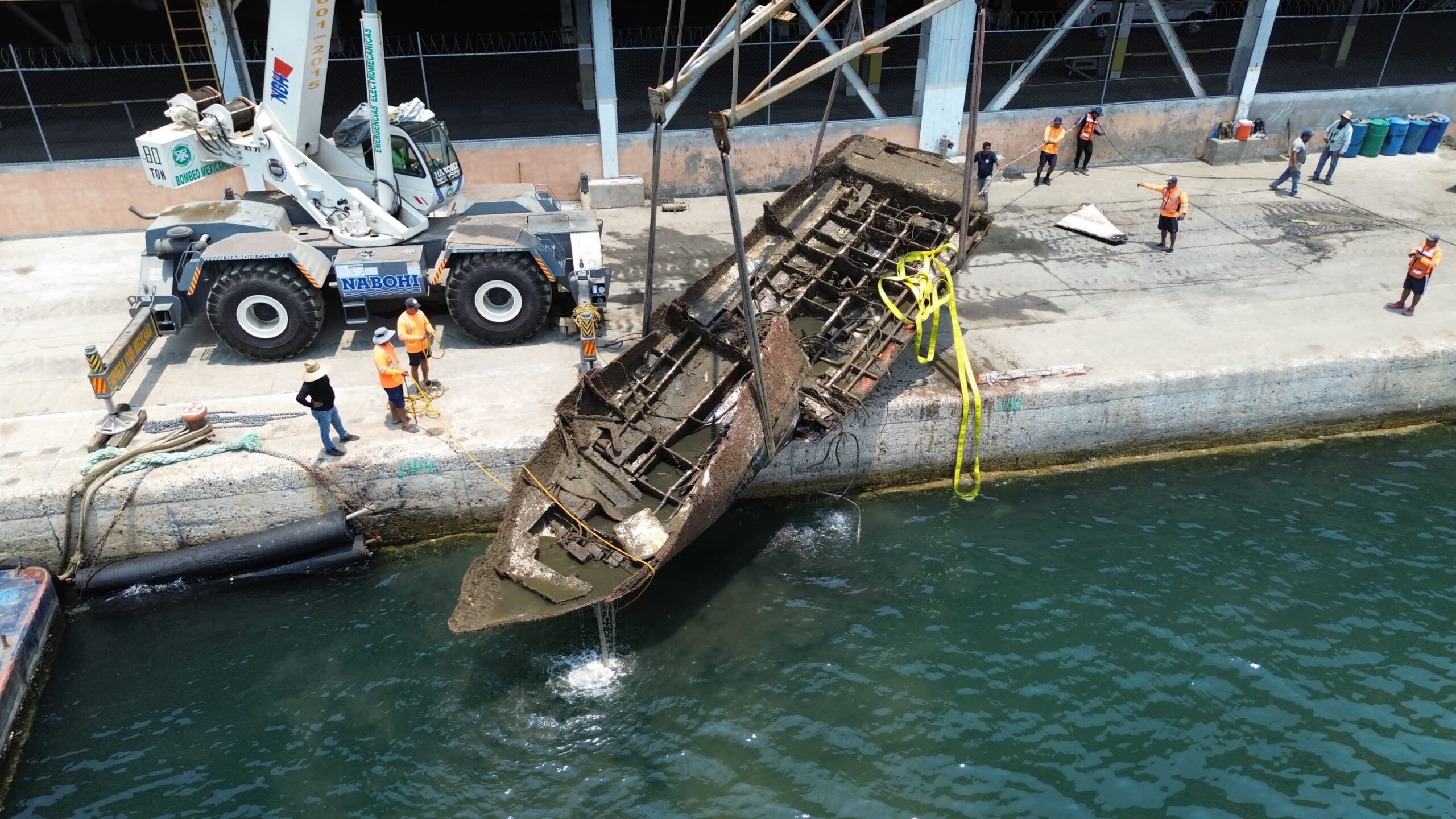 En Acapulco… Todavía siguen sacando del mar embarcaciones hundidas por “Otis”