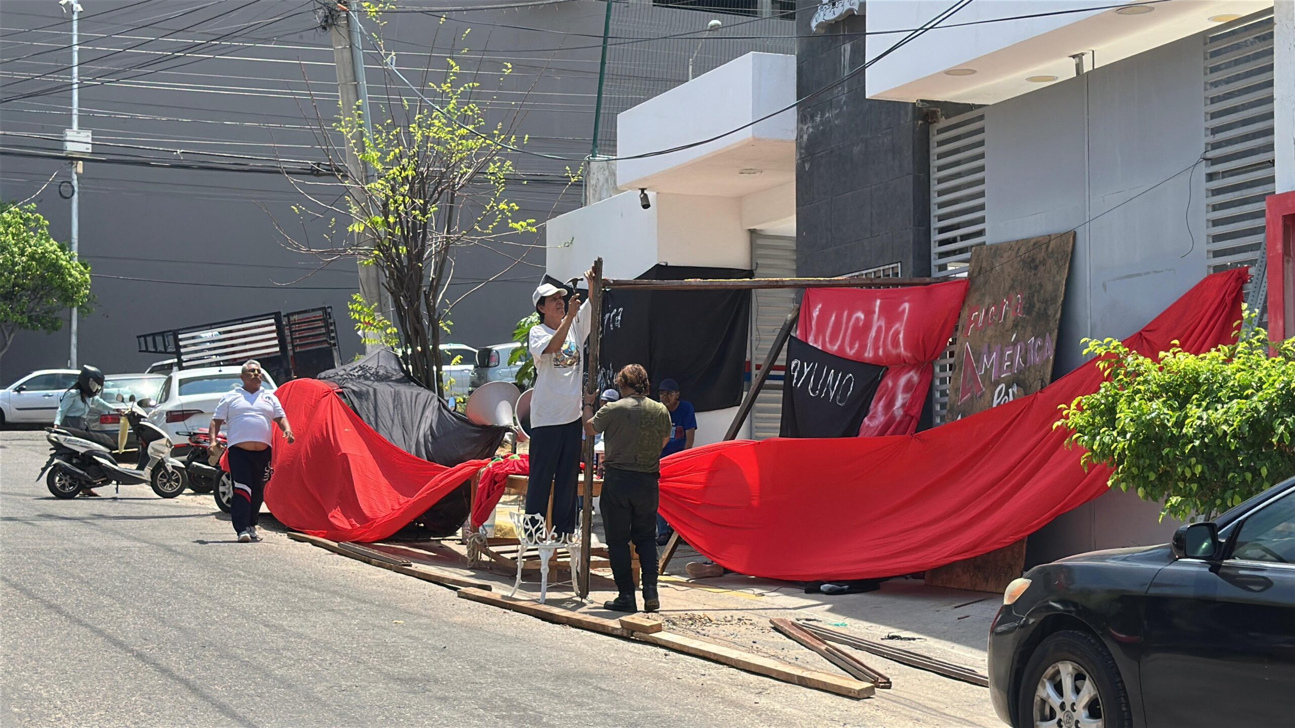 En Acapulco… Toman oficinas de la UAGro por incumplimientos de Javier Saldaña