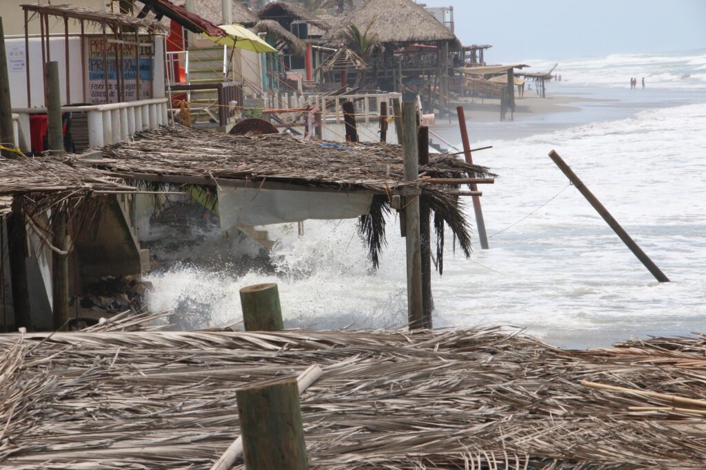En Acapulco… Azotan las marejadas a 40 restaurantes de Playa Bonfil