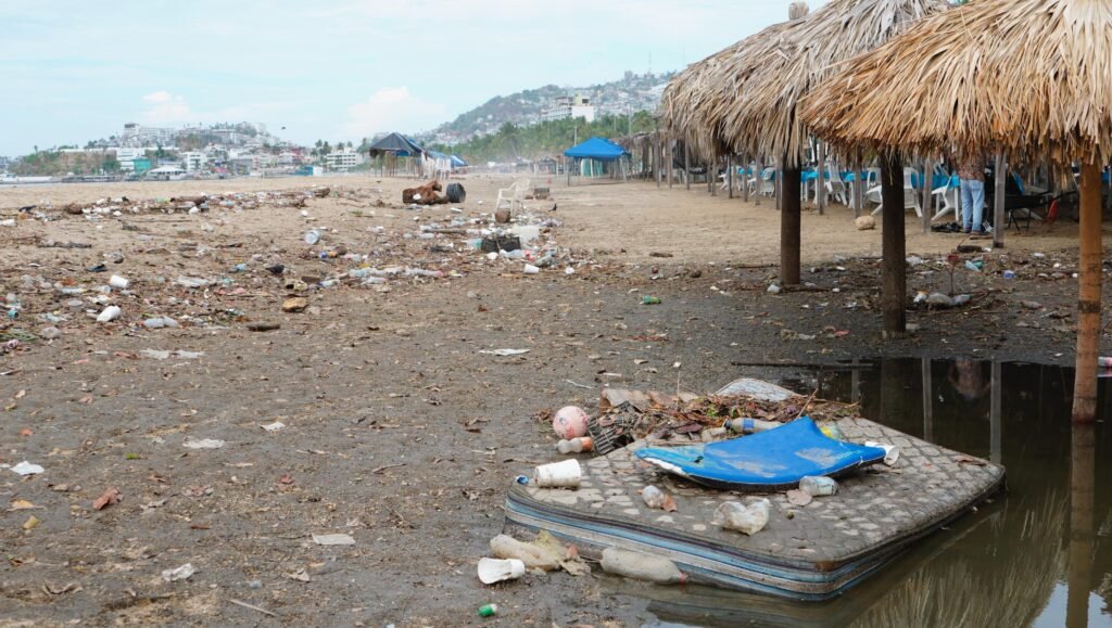 En Acapulco… Le reprochan a FONATUR la falta de limpieza en las playas