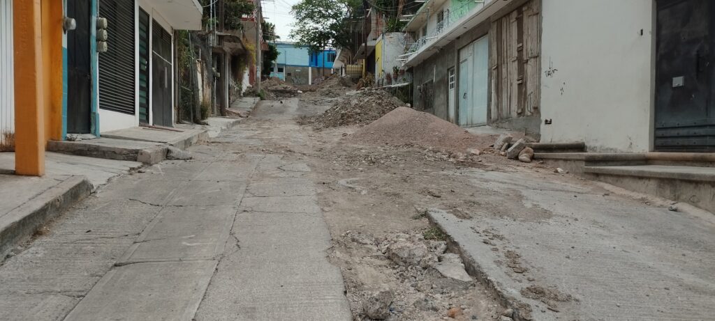 Chilpancingo… En la colonia Universal exigen al alcalde que termine drenaje