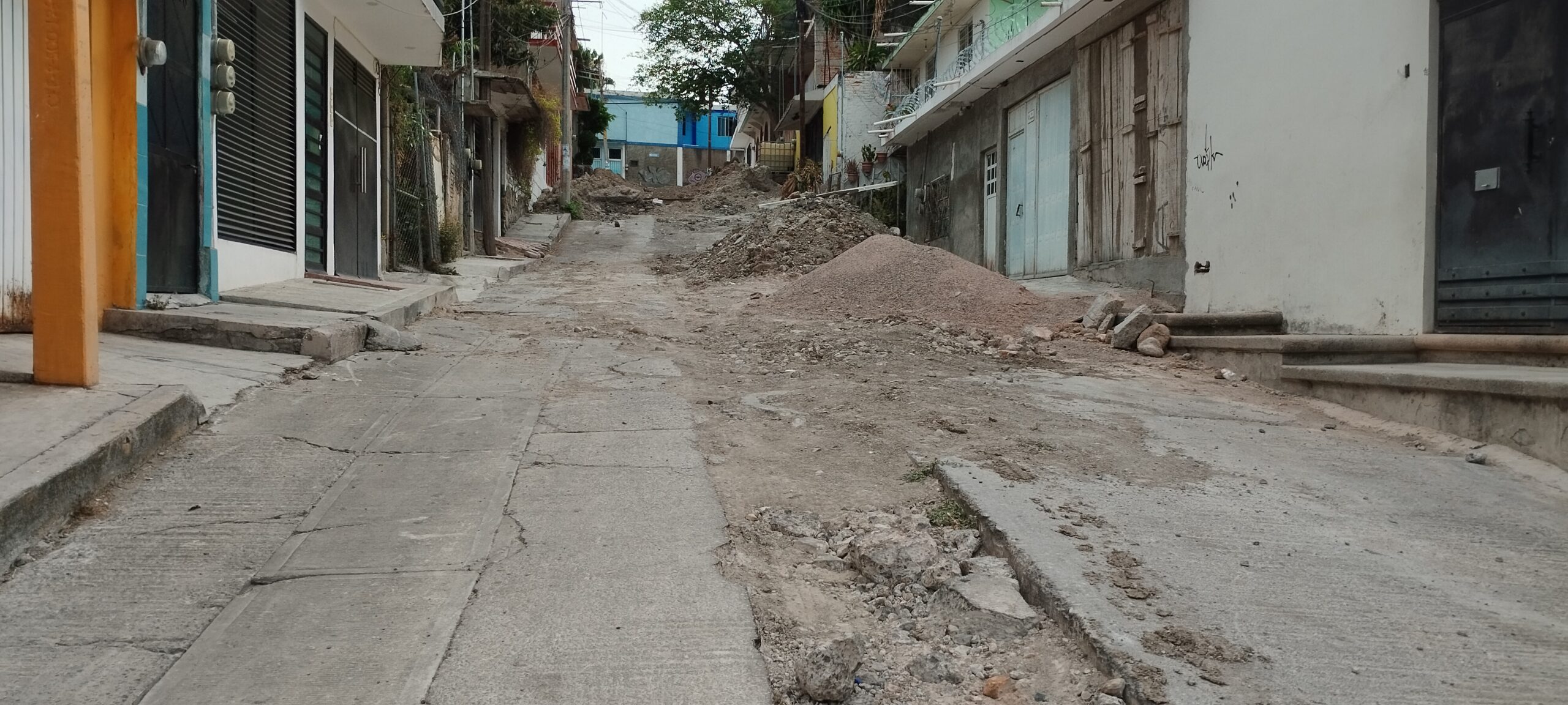 Chilpancingo… En la colonia Universal exigen al alcalde que termine drenaje