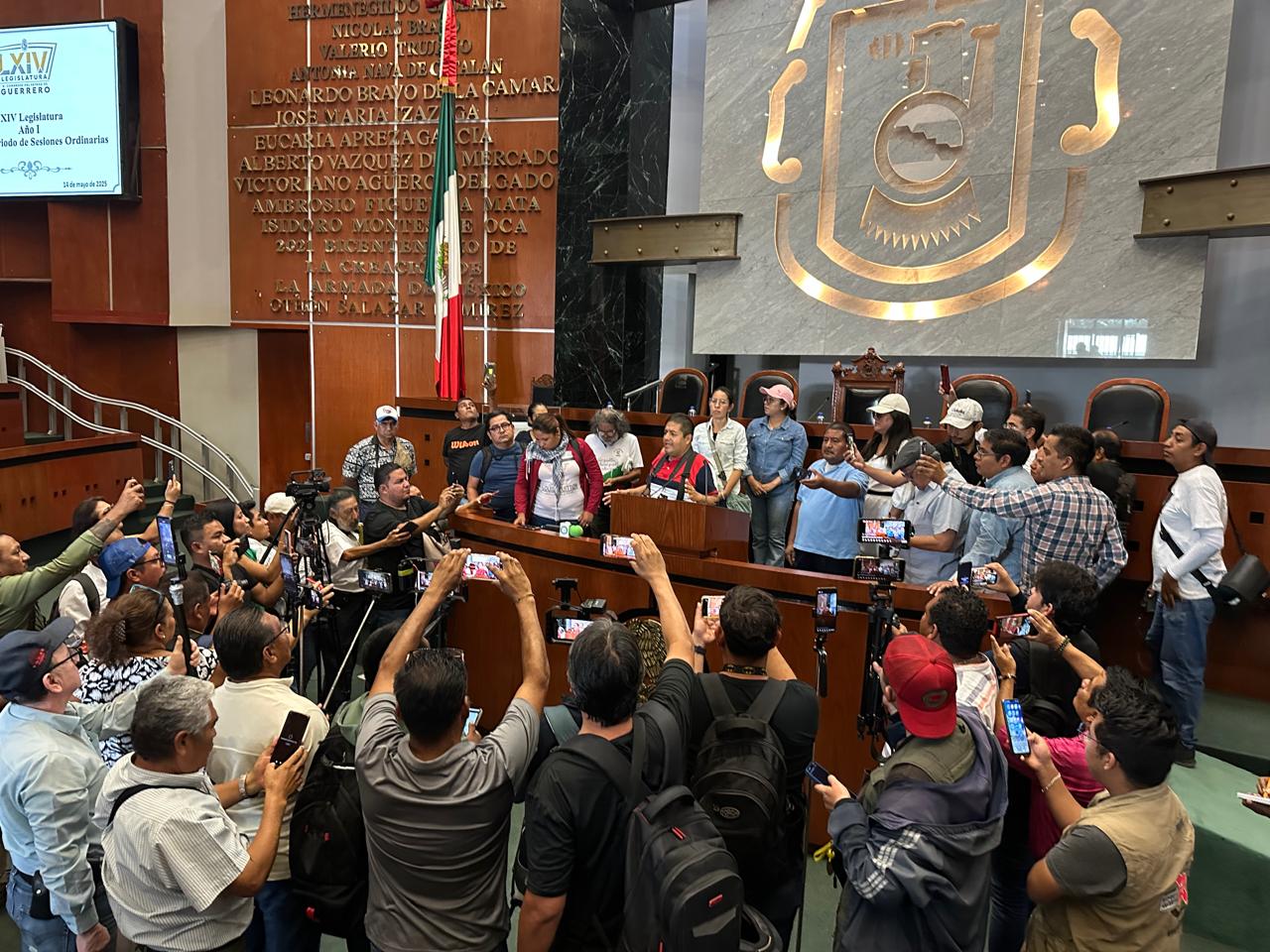 Congreso local… “Bulmaro, entiende, la prensa se defiende”, gritan periodistas a diputado priista