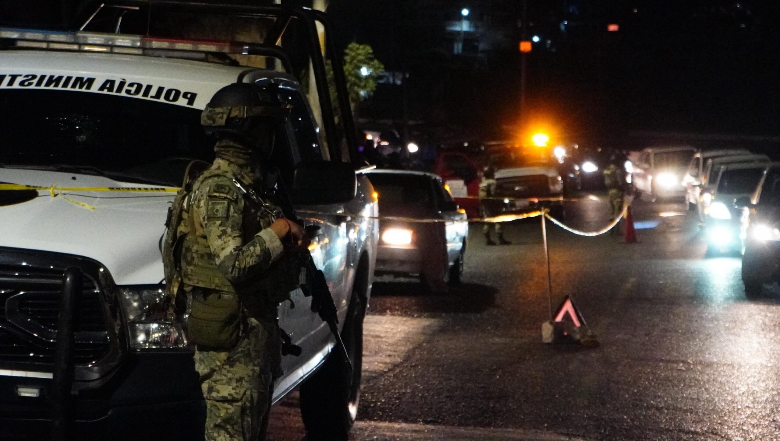 Dejan restos humanos en el cofree interior de un taxi, en Acapulco