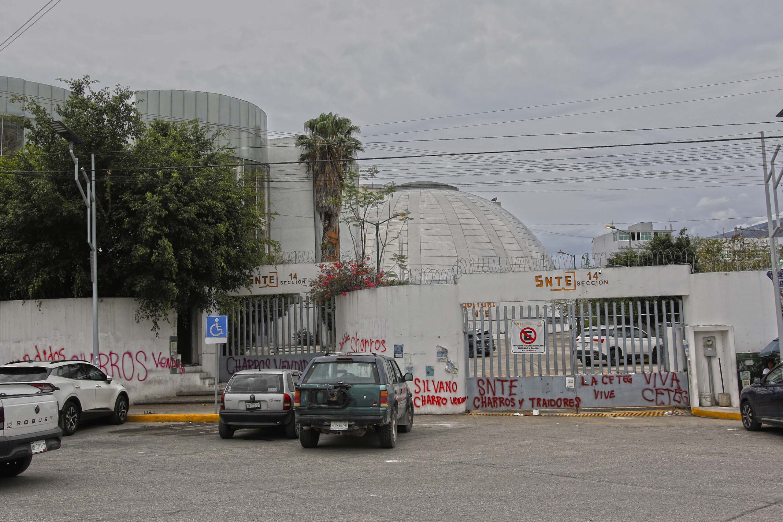 En Chilpancingo… Cetegistas marchan y realizan pintas en distintos inmuebles