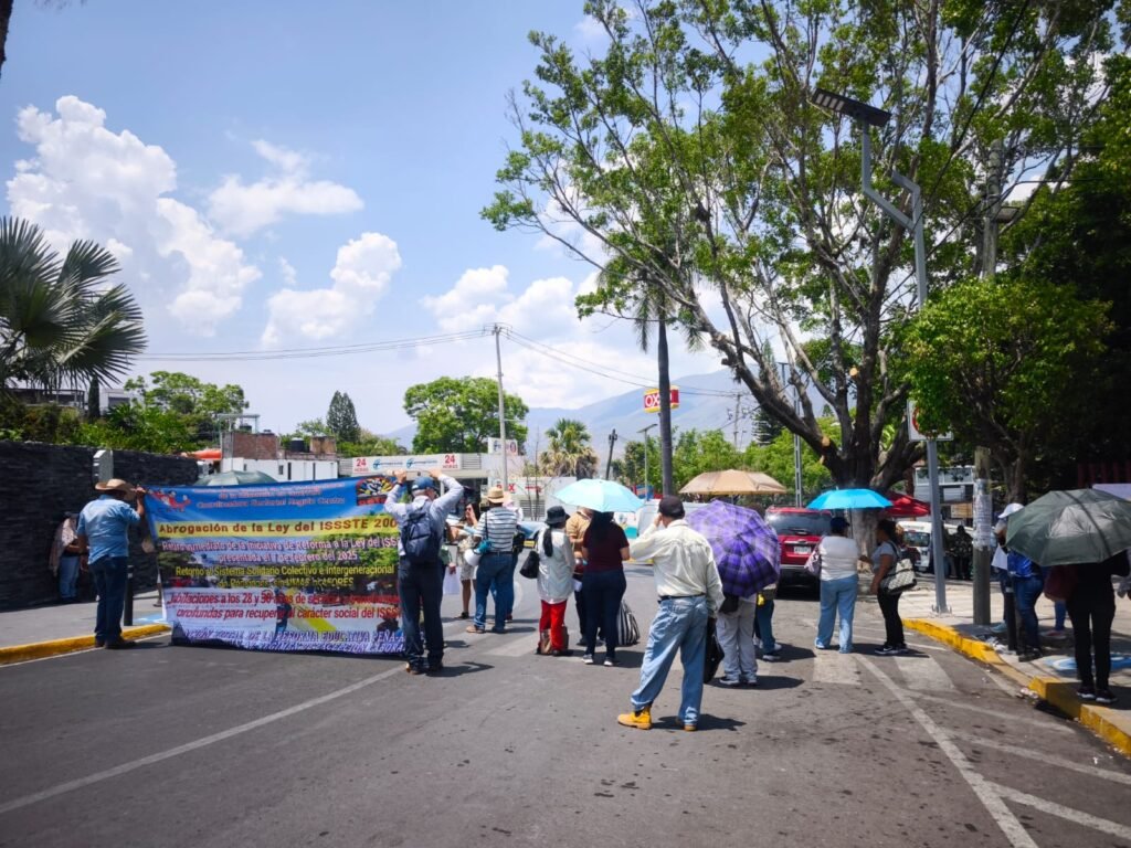 En Chilpancingo… Docentes cetegistas se apoderan de autobuses para trasladarse a la CDMX
