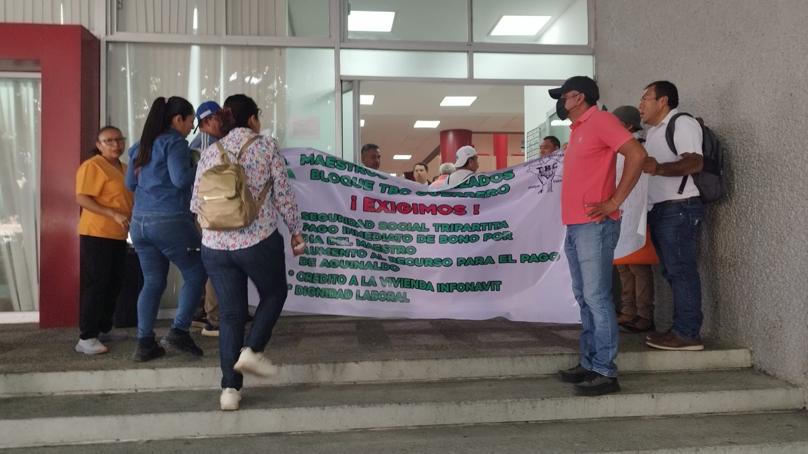 En Chilpancingo… Docentes del IBGro se movilizan en exigencia del bono del Día del Maestro
