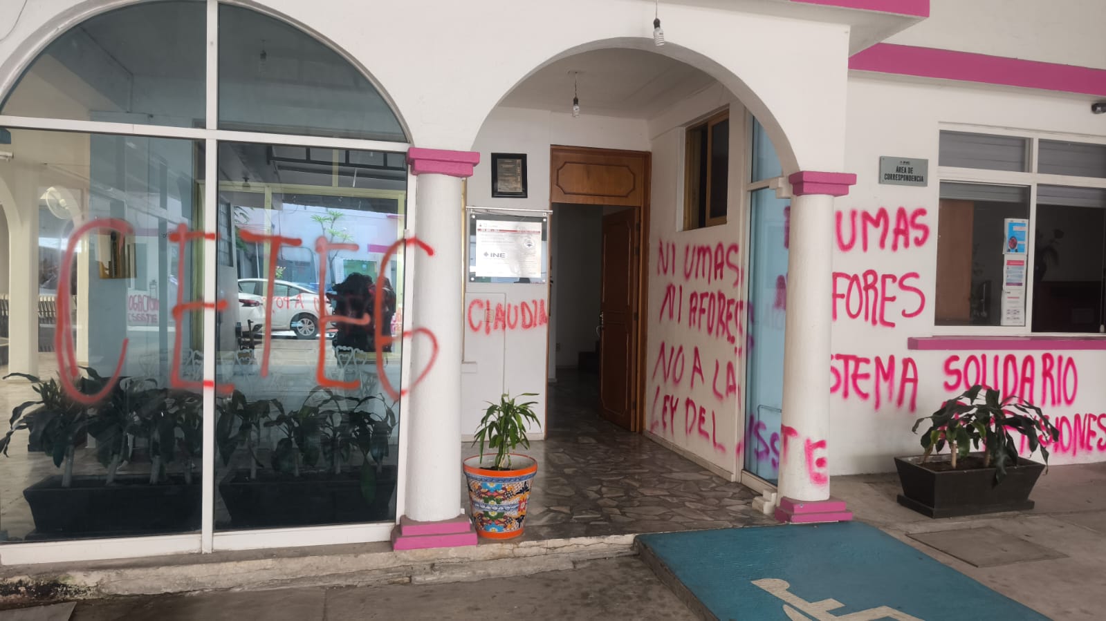 En Chilpancingo… Vandaliza la CETEG el IEPC y el INE; exige abrogación de Ley del ISSSTE 2007