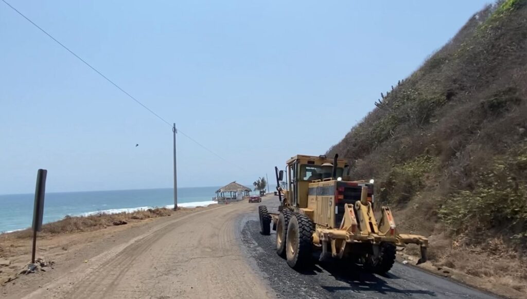 Tome precauciones: trabajos de reencarpetamiento en la carretera Acapulco-Zihuatanejo