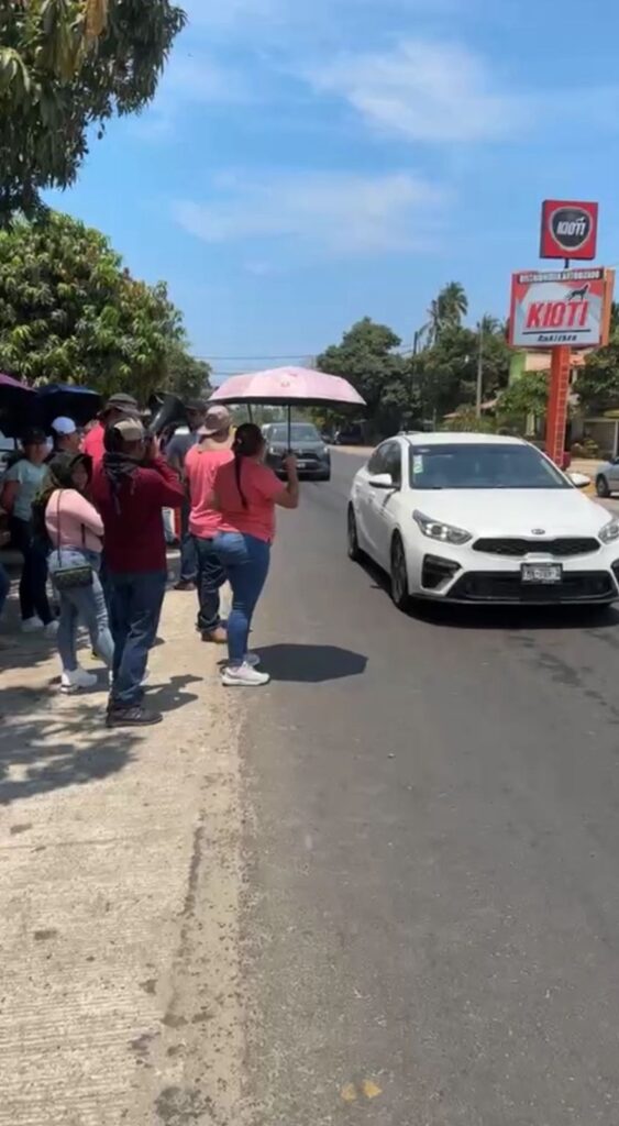 Maestros bloquean intermitentemente la carretera Acapulco-Zihuatanejo