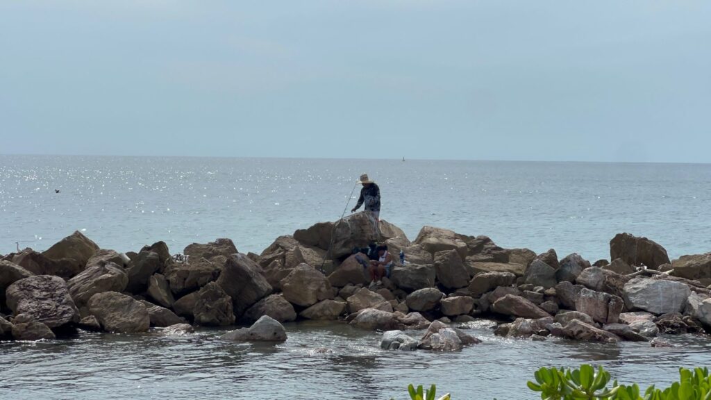 Aunque está prohibido, personas pescan con cuerda en Playa Linda