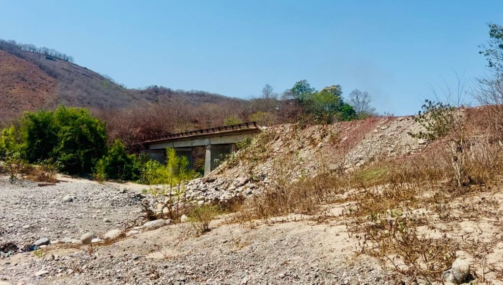 Puente entre La Unión y Coahuayutla sigue sin reparación tras otro año de espera