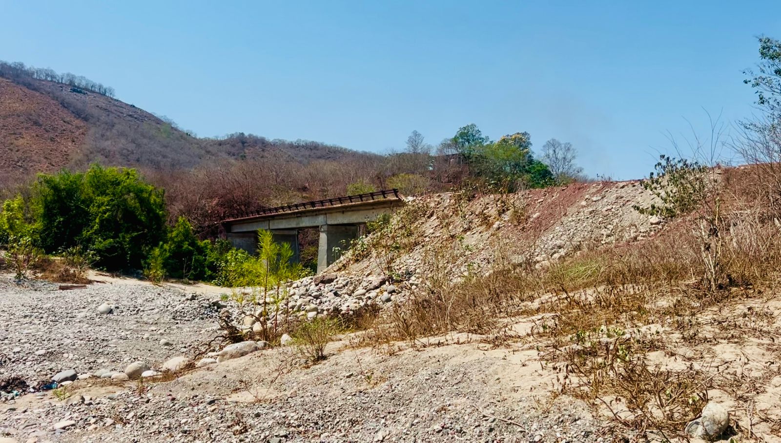 Puente entre La Unión y Coahuayutla sigue sin reparación tras otro año de espera