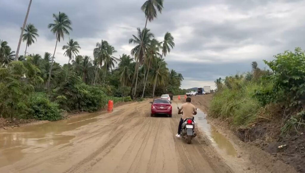 Transportistas urgen reparar tramo dañado de Coyuca