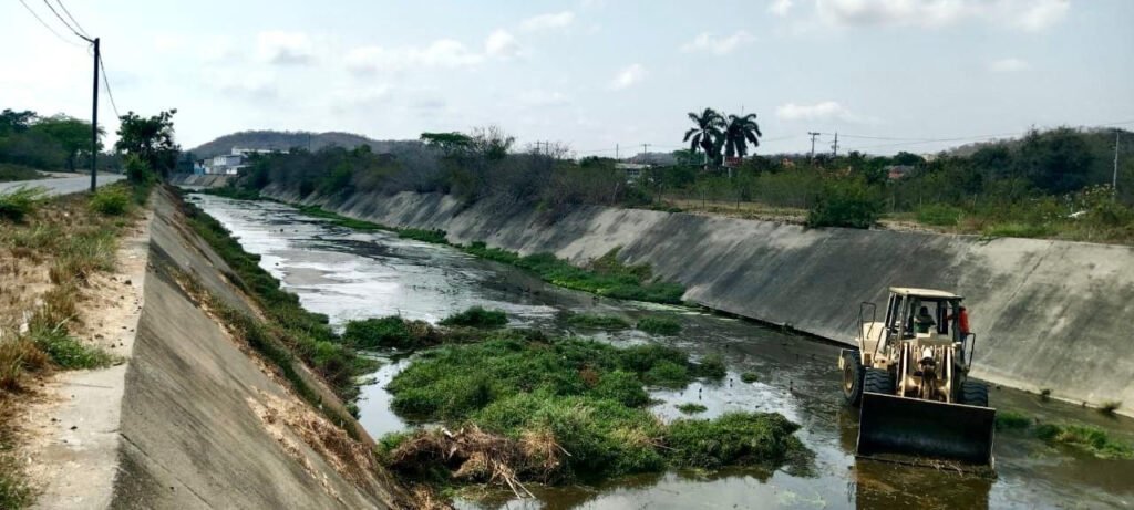 Avanza la limpieza de canales pluviales y cañadas en Zihuatanejo, como parte de la prevención para enfrentar la temporada de lluvias