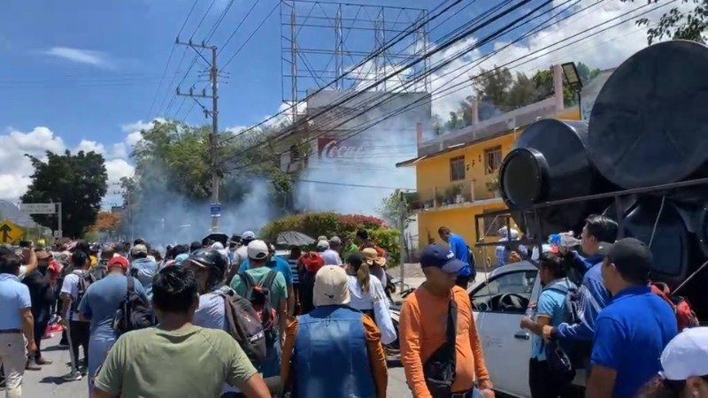 En Chilpancingo… Se intoxican alumnos del CBTis con gas lacrimógeno lanzado a cetegistas