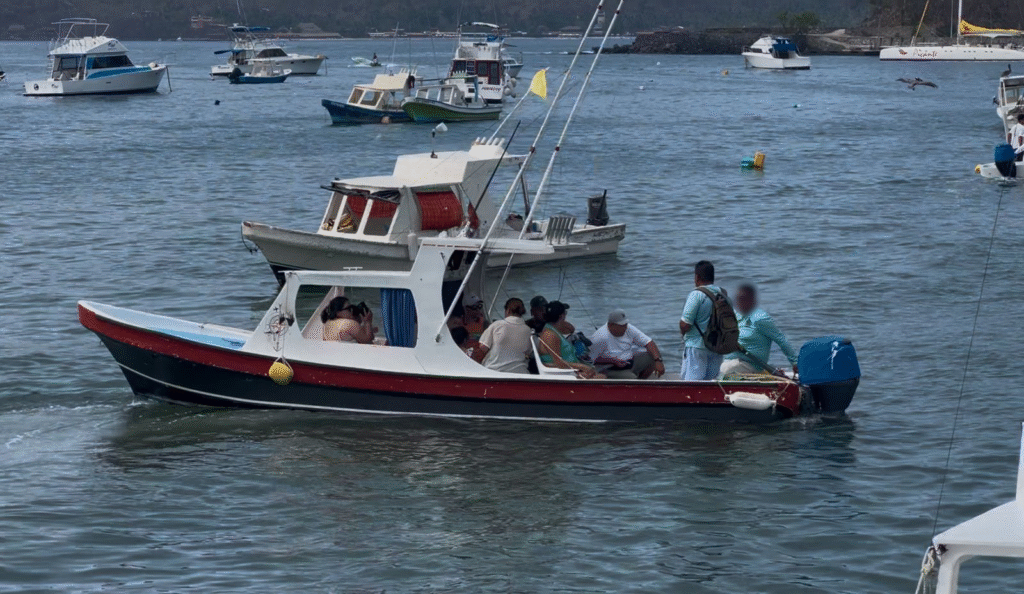Navegan en la omisión: lancheros no proporcionan chalecos salvavidas a turistas en Zihuatanejo