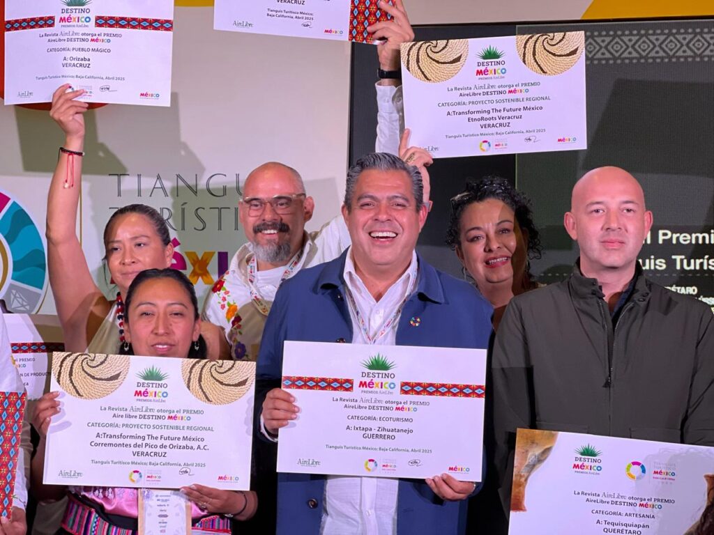 Ixtapa Zihuatanejo, ejemplo nacional de turismo sostenible, recibe tres premios en el Tianguis Turístico 2025