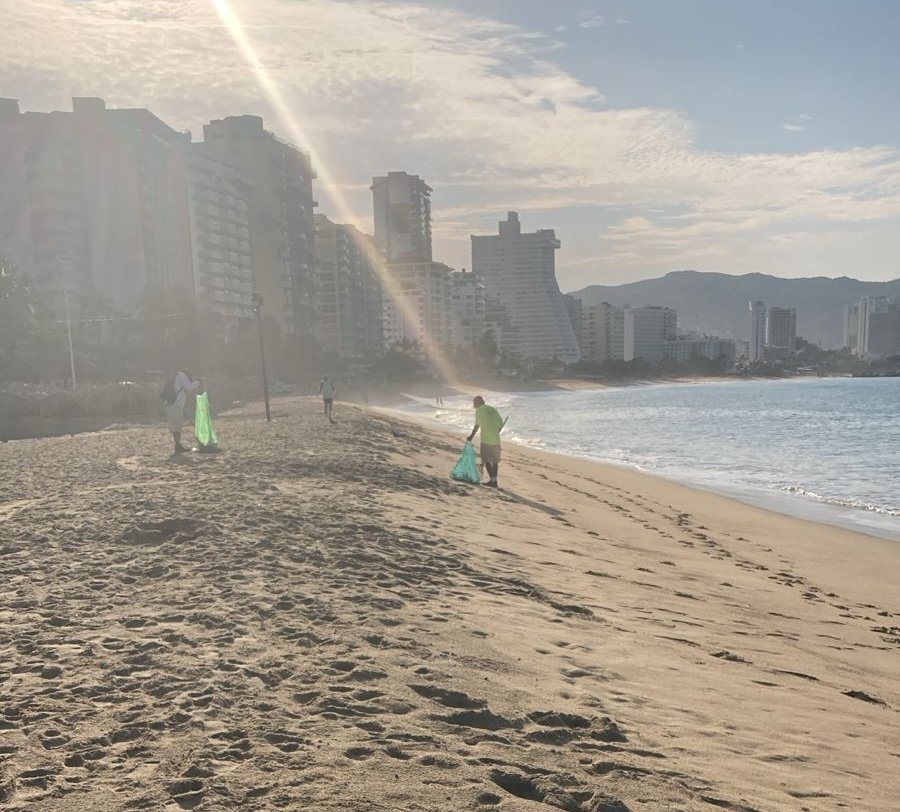 El gobierno del estado continúa con labores de limpieza en playas de Acapulco