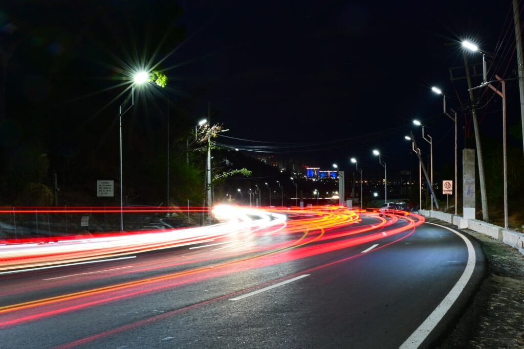 Gobierno del estado mejora la imagen urbana con la instalación de 400 luminarias en la Escénica de Acapulco