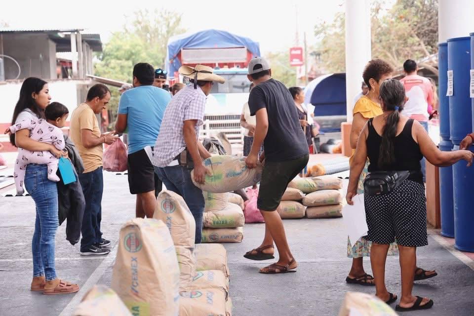 Lizette Tapia Castro entrega calle y lleva material subsidiado para mejoramiento de vivienda