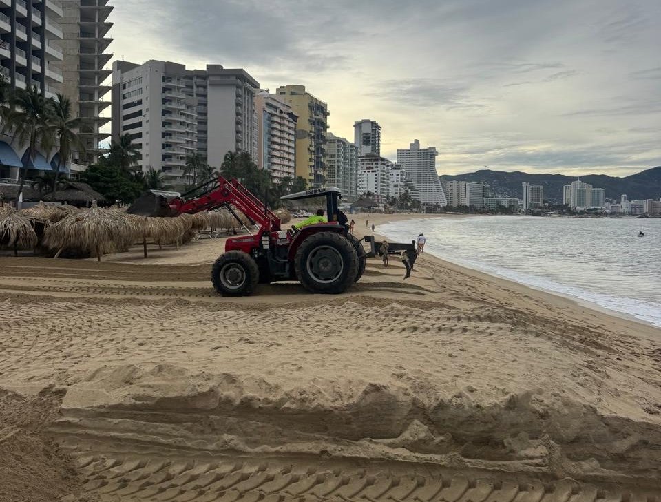Promotora de Playas retira basura que fue arrastrada a la franja de arena por la lluvia en Acapulco