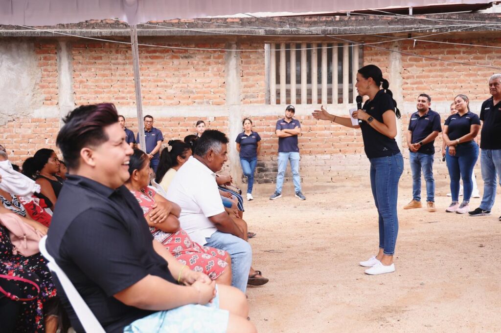 Presidente Lizette Tapia Castro da banderazo a nueva obra de electrificación en la colonia Los Mangos