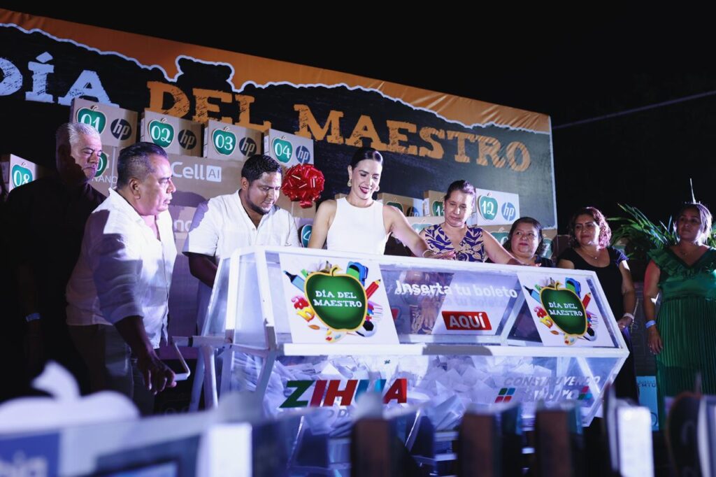 Lizette Tapia Castro festejó en su día a más de 2 mil maestras y maestros del municipio