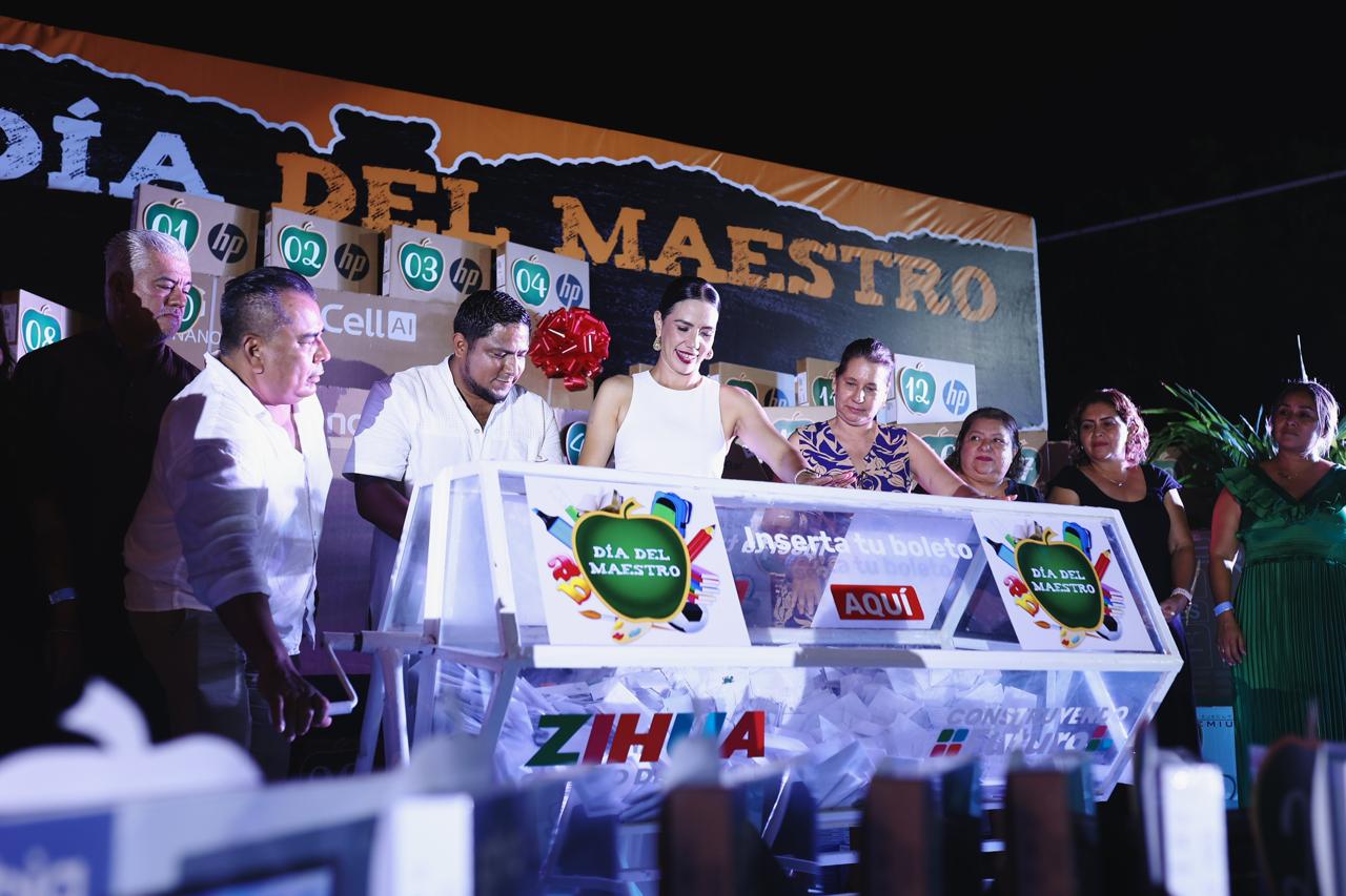 Lizette Tapia Castro festejó en su día a más de 2 mil maestras y maestros del municipio