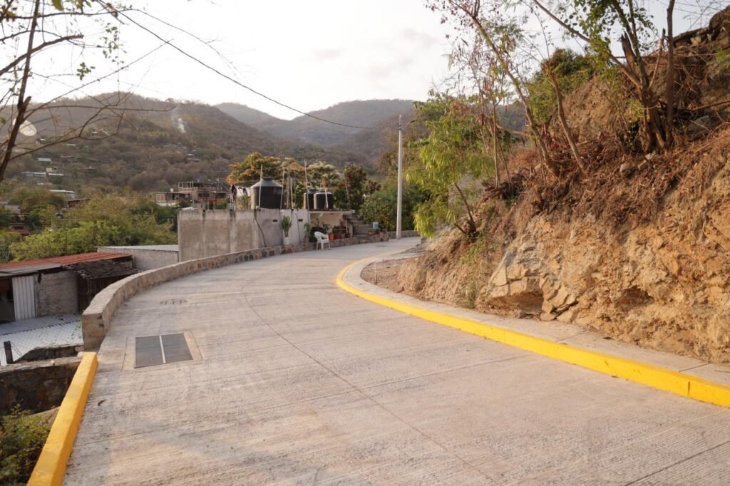 Lizette Tapia Castro inaugura andador en la colonia CTM, obra que mejora la movilidad y calidad de vida