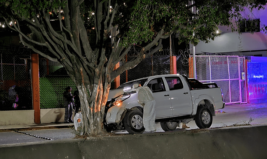 En Chilpancingo… Choca su camioneta con un árbol y muere en el Paseo Alejandro Cervantes Delgado