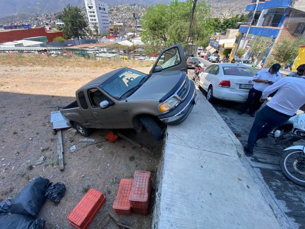 En Chilpancingo… Camioneta sin control atropella a su dueño e impacta a dos vehículos
